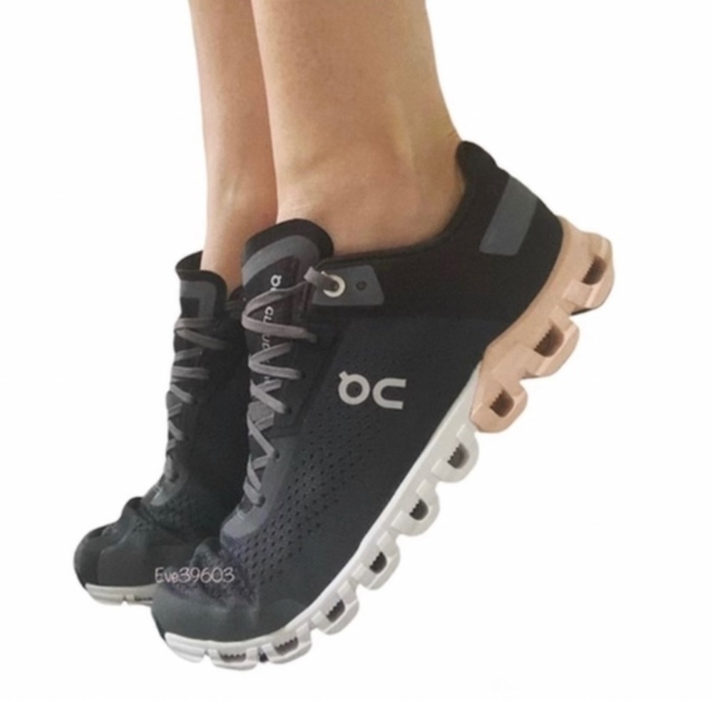 On Cloudflow Running Shoes - Picture 1 of 9